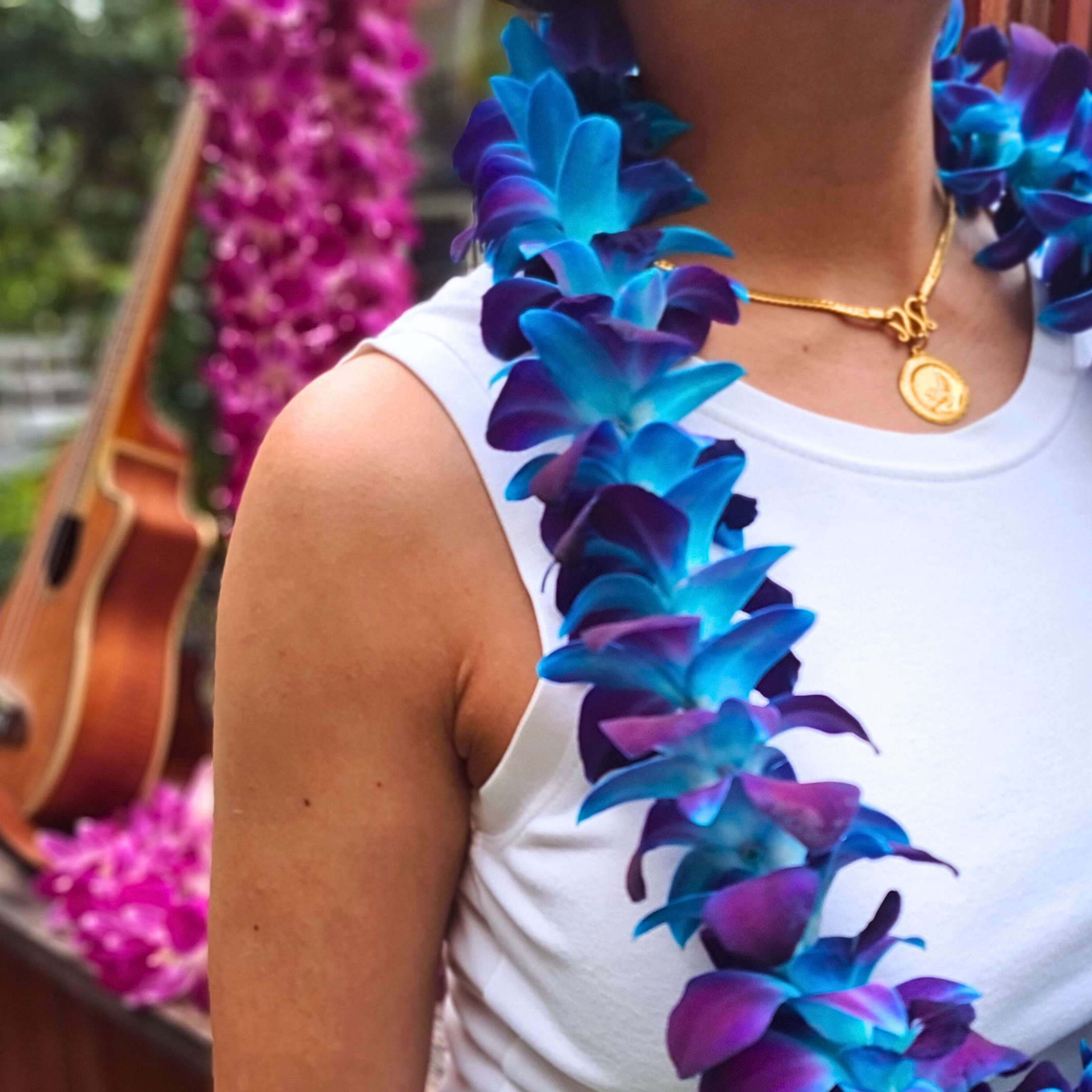 Stylish Single Blue Orchid Lei featuring 100 Thai Dendrobium orchids. Ideal for weddings, graduations, and beach parties, this lei offers a vibrant, fresh floral accessory that makes a memorable statement.