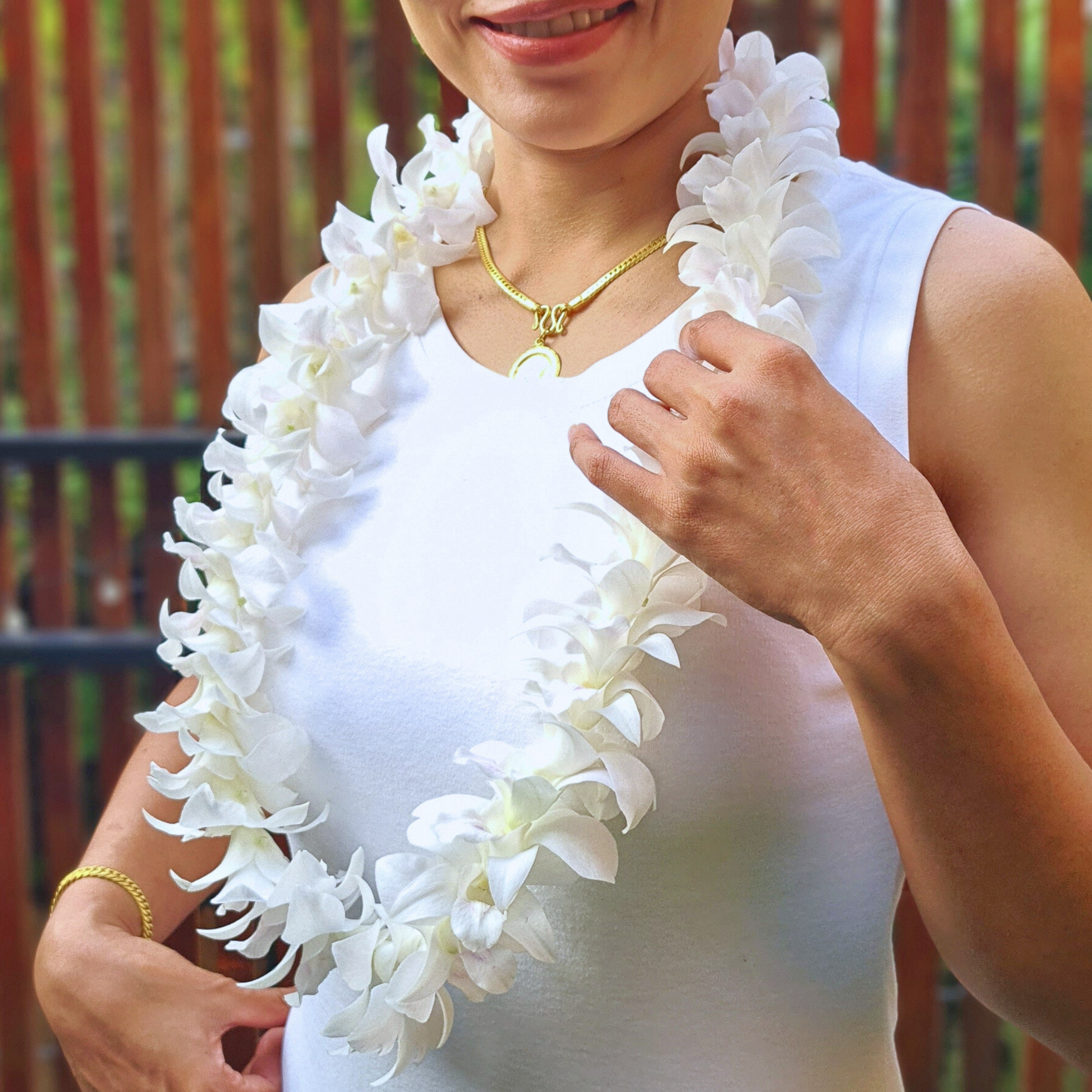 Elevate your special event with a handcrafted single strand white orchid lei made from pristine Dendrobium orchids. Perfect for weddings, tropical parties, beach events, and graduations. Fresh orchids imported from Thailand ensure lasting beauty